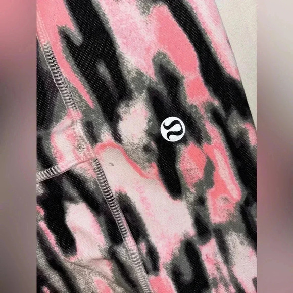 (#12) NWOT LULULEMON  short shorts smoke free home - Picture 3 of 4